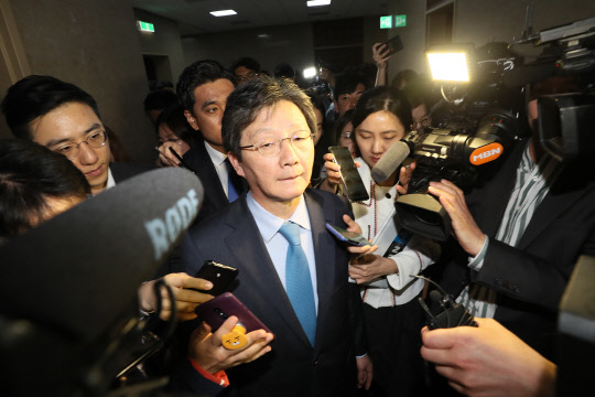 운영위원장실 향하는 유승민      (서울=연합뉴스) 이지은 기자 = 바른미래당 유승민 의원이 25일 오후 사개특위 논의가 진행중인 국회 운영위원장실로 향하고 있다. 2019.4.25      jieunlee@yna.co.kr  (끝)